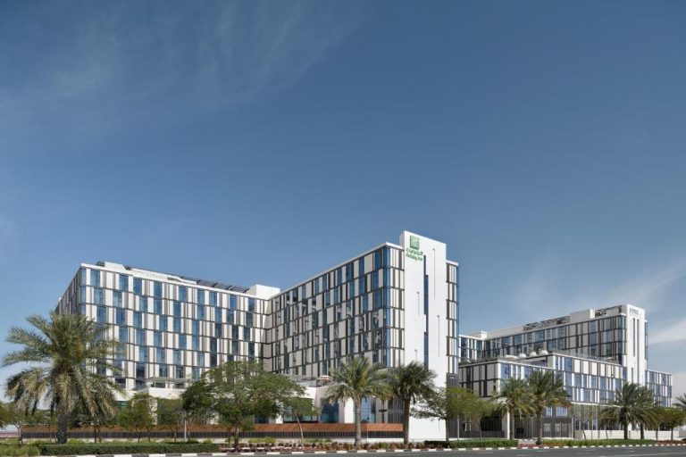 Exploring Dubai Hotels: Luxury and Convenience at Holiday Inn Dubai al-Maktoum Airport