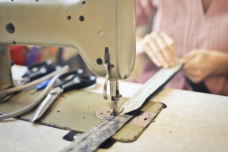 Máquinas de Coser Overlock: Perfección en los Acabados de Costura