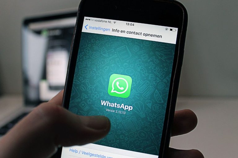 Exploring the security features of WhatsApp Web: Best practices for safeguarding your conversations and personal information while using the platform on a desktop.